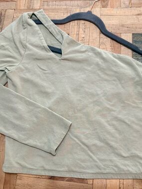 Abercrombie & Fitch softAF Asymmetrical Cutout Top - Sage Green